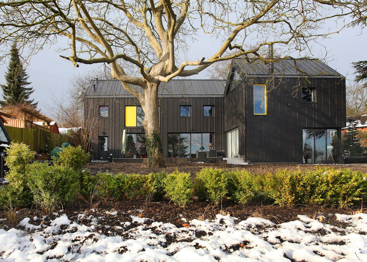 A Contemporary Family Home with Strong and Vibrant Interiors in Hertfordshire by Stephen Davy Peter Smith Architects (15)