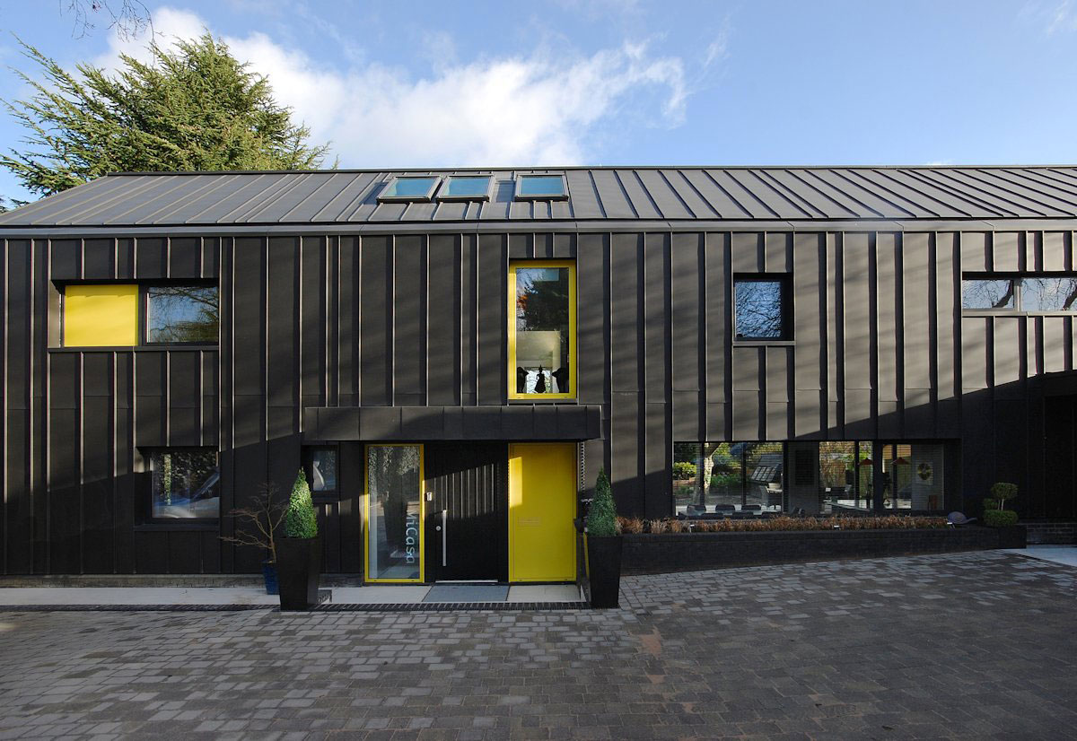 A Contemporary Family Home with Strong and Vibrant Interiors in Hertfordshire by Stephen Davy Peter Smith Architects (3)