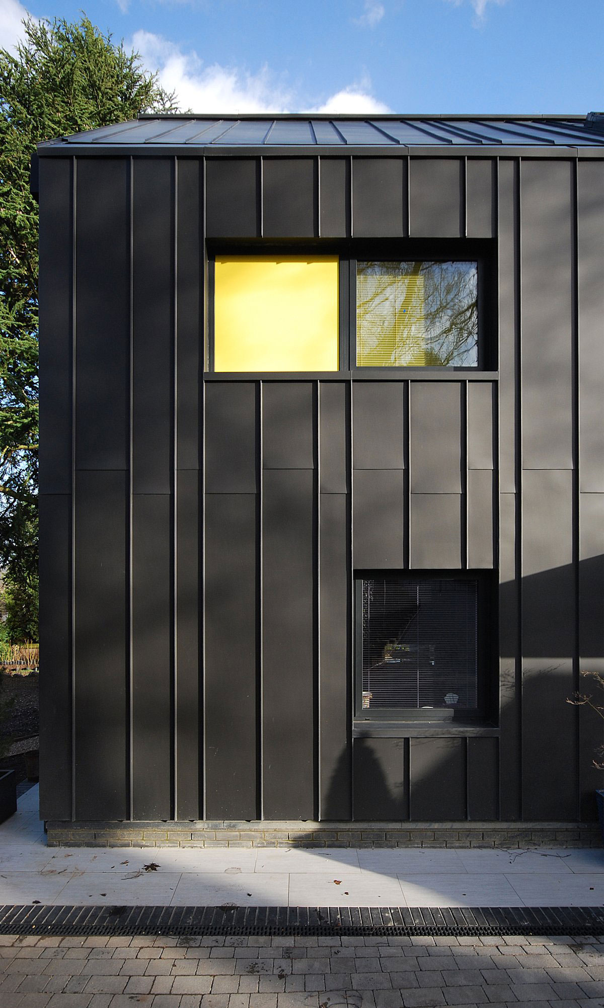 A Contemporary Family Home with Strong and Vibrant Interiors in Hertfordshire by Stephen Davy Peter Smith Architects (4)