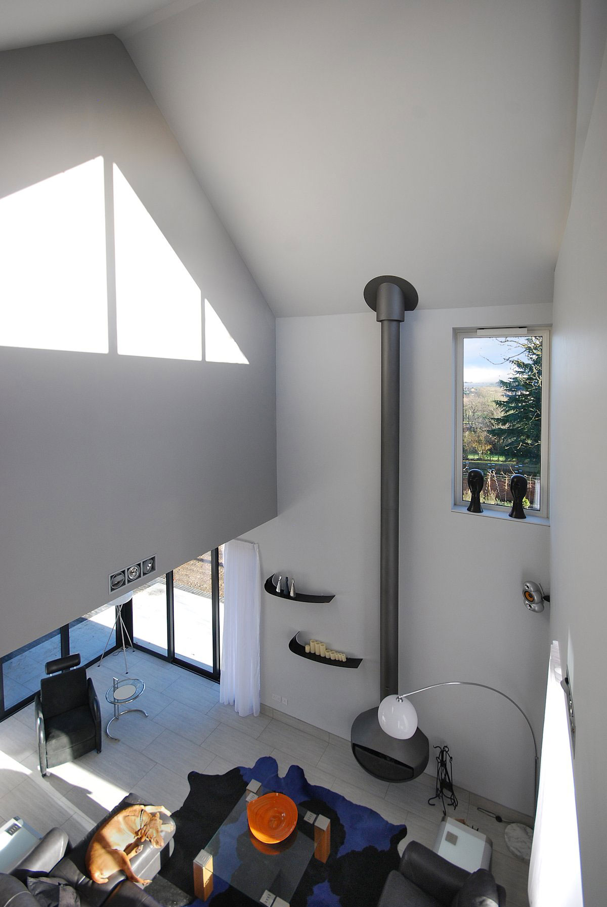 A Contemporary Family Home with Strong and Vibrant Interiors in Hertfordshire by Stephen Davy Peter Smith Architects (6)