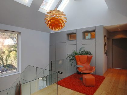 A Contemporary Family Home with Strong and Vibrant Interiors in Hertfordshire by Stephen Davy Peter Smith Architects (9)