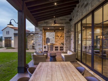 A Striking Contemporary Home with Rustic Style and Steel Elements in Austin, Texas by Vanguard Studio Inc (10)