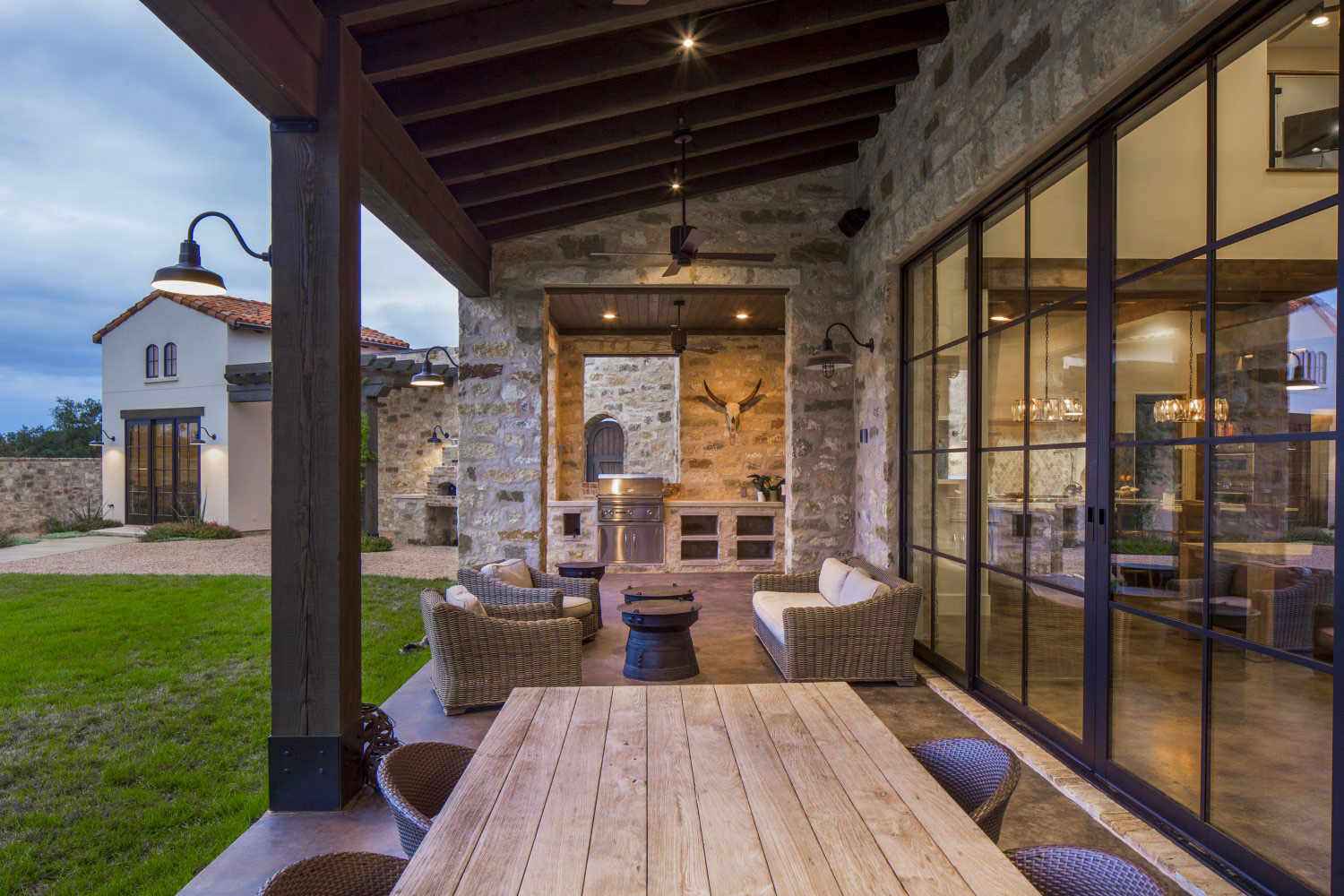 A Striking Contemporary Home with Rustic Style and Steel Elements in Austin, Texas by Vanguard Studio Inc (10)