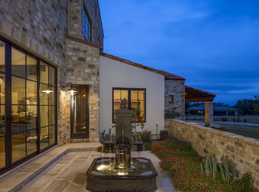 A Striking Contemporary Home with Rustic Style and Steel Elements in Austin, Texas by Vanguard Studio Inc (11)