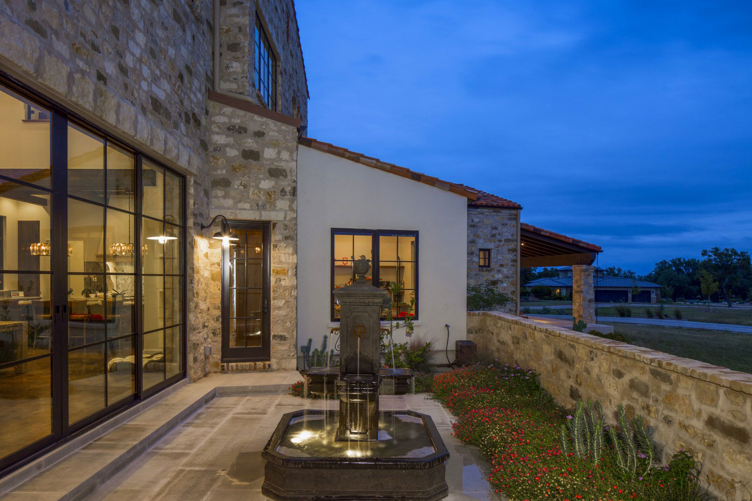 A Striking Contemporary Home with Rustic Style and Steel Elements in Austin, Texas by Vanguard Studio Inc (11)