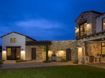 A Striking Contemporary Home with Rustic Style and Steel Elements in Austin, Texas by Vanguard Studio Inc (12)