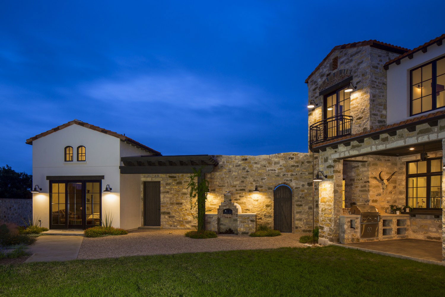 A Striking Contemporary Home with Rustic Style and Steel Elements in Austin, Texas by Vanguard Studio Inc (12)