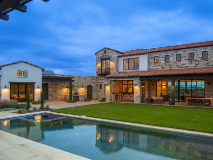 A Striking Contemporary Home with Rustic Style and Steel Elements in Austin, Texas by Vanguard Studio Inc (13)