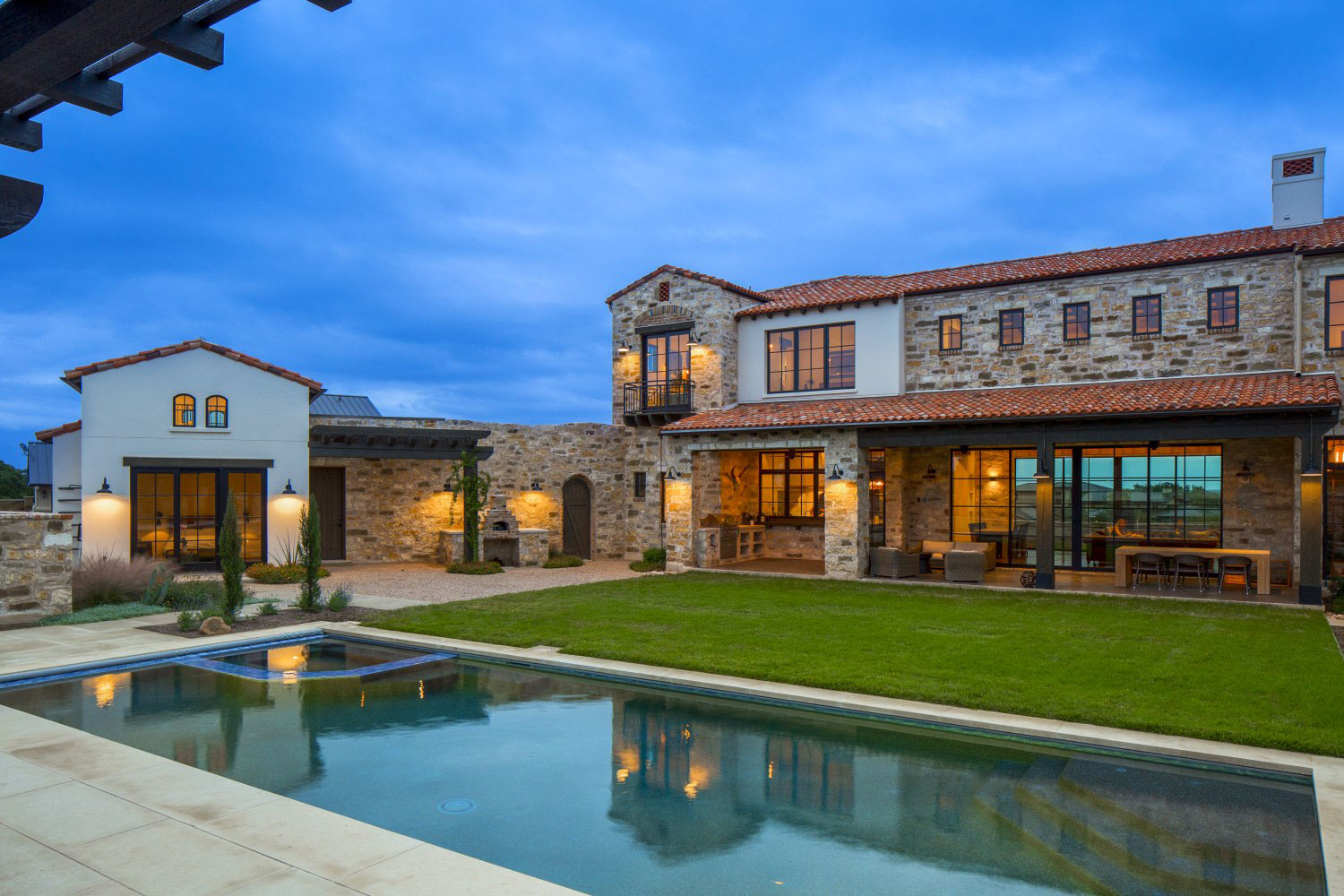 A Striking Contemporary Home with Rustic Style and Steel Elements in Austin, Texas by Vanguard Studio Inc (13)