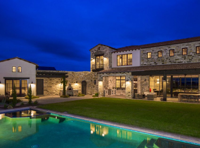 A Striking Contemporary Home with Rustic Style and Steel Elements in Austin, Texas by Vanguard Studio Inc (14)