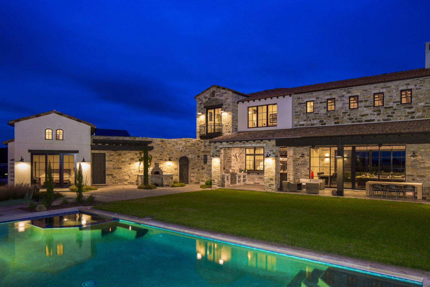 A Striking Contemporary Home with Rustic Style and Steel Elements in Austin, Texas by Vanguard Studio Inc (14)