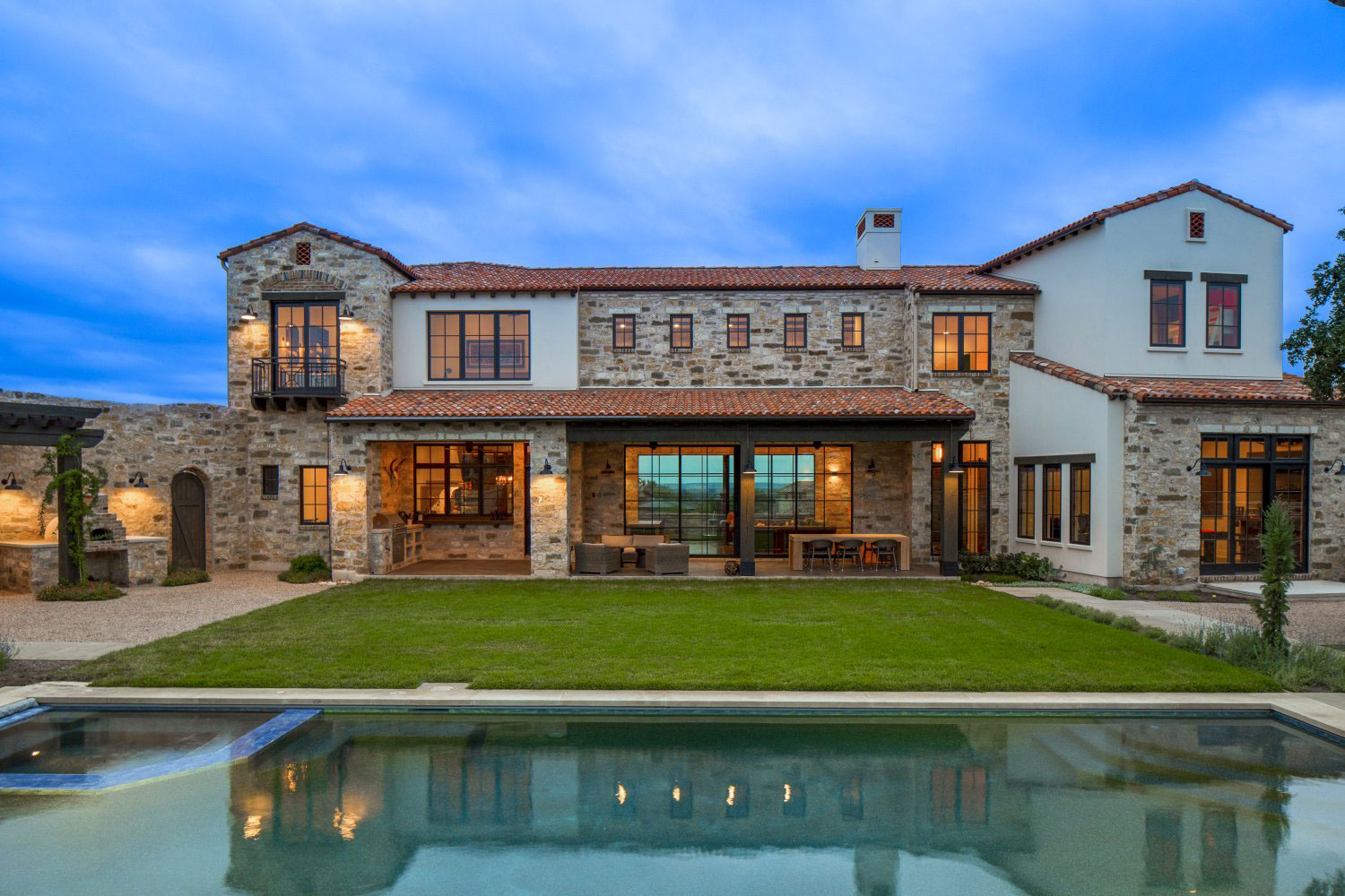 A Striking Contemporary Home with Rustic Style and Steel Elements in Austin, Texas by Vanguard Studio Inc (15)