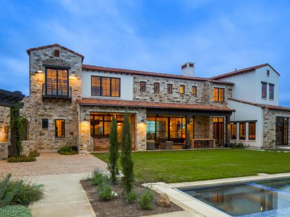 A Striking Contemporary Home with Rustic Style and Steel Elements in Austin, Texas by Vanguard Studio Inc (16)