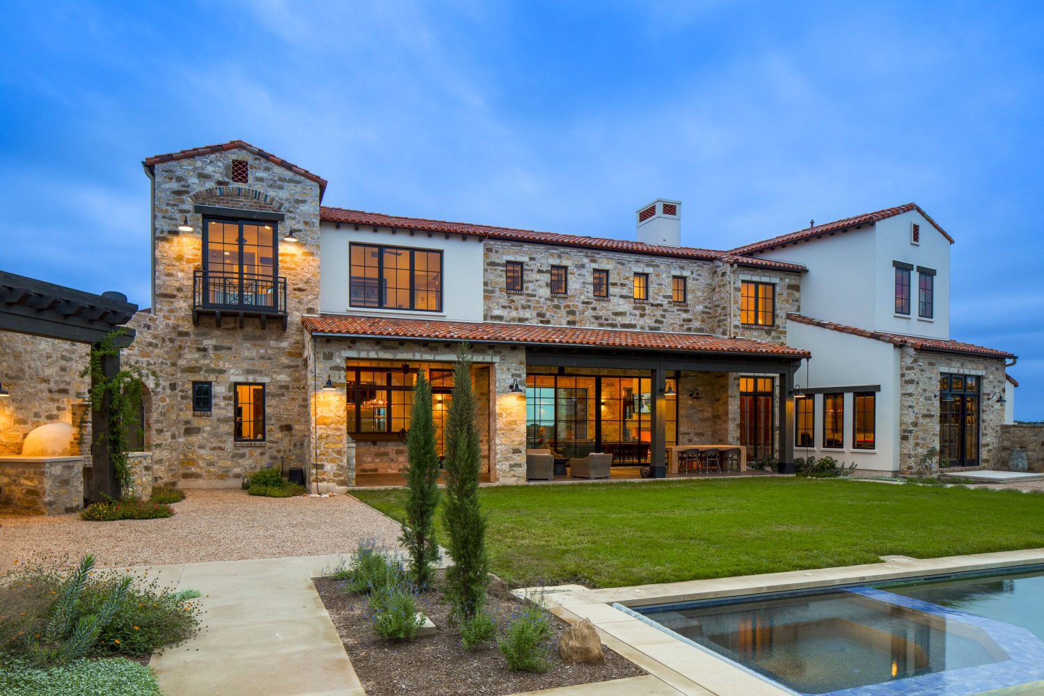 A Striking Contemporary Home with Rustic Style and Steel Elements in Austin, Texas by Vanguard Studio Inc (16)