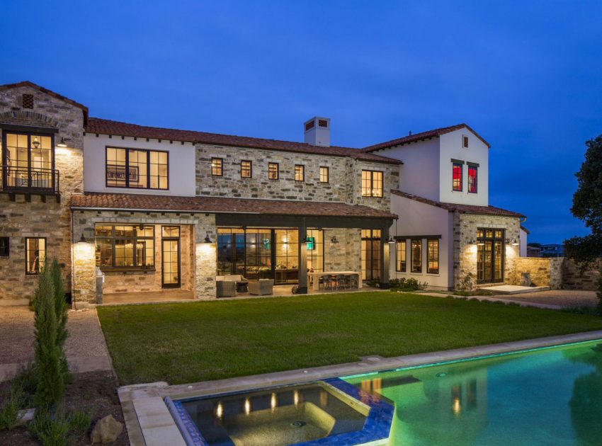 A Striking Contemporary Home with Rustic Style and Steel Elements in Austin, Texas by Vanguard Studio Inc (17)