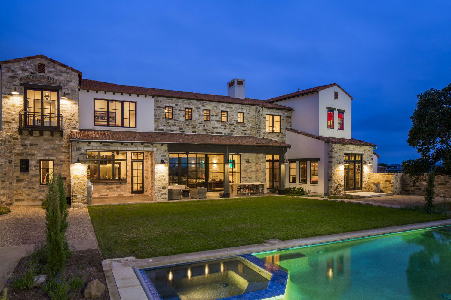 A Striking Contemporary Home with Rustic Style and Steel Elements in Austin, Texas by Vanguard Studio Inc (17)