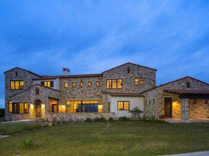 A Striking Contemporary Home with Rustic Style and Steel Elements in Austin, Texas by Vanguard Studio Inc (18)