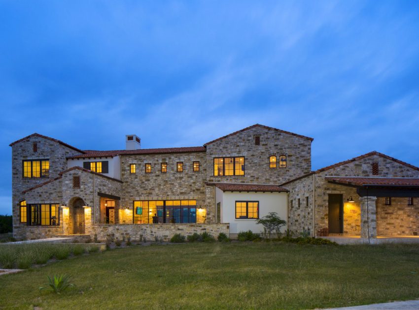 A Striking Contemporary Home with Rustic Style and Steel Elements in Austin, Texas by Vanguard Studio Inc (18)