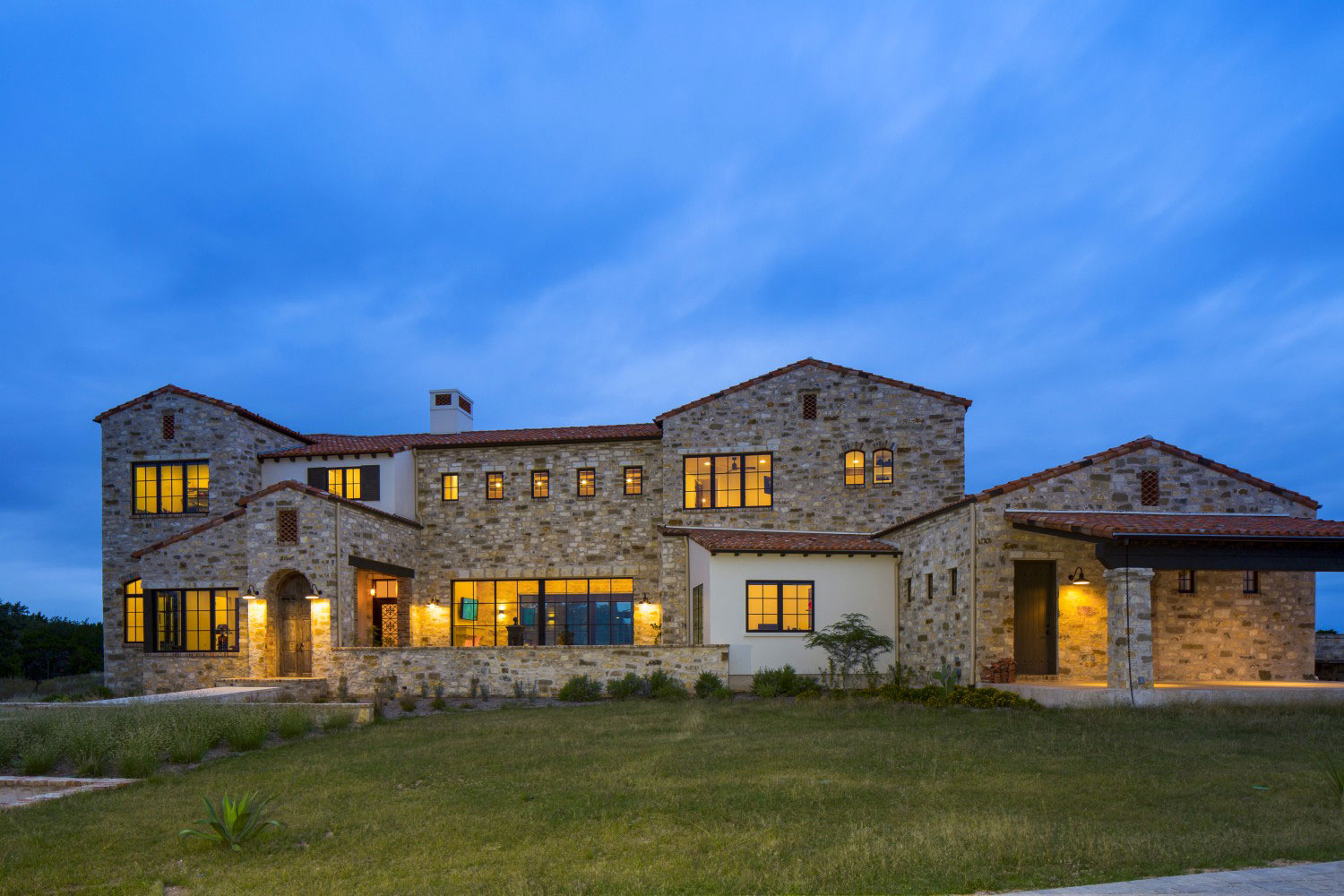 A Striking Contemporary Home with Rustic Style and Steel Elements in Austin, Texas by Vanguard Studio Inc (18)