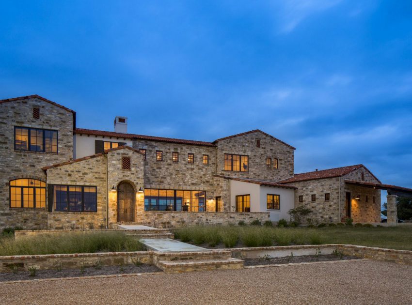 A Striking Contemporary Home with Rustic Style and Steel Elements in Austin, Texas by Vanguard Studio Inc (19)