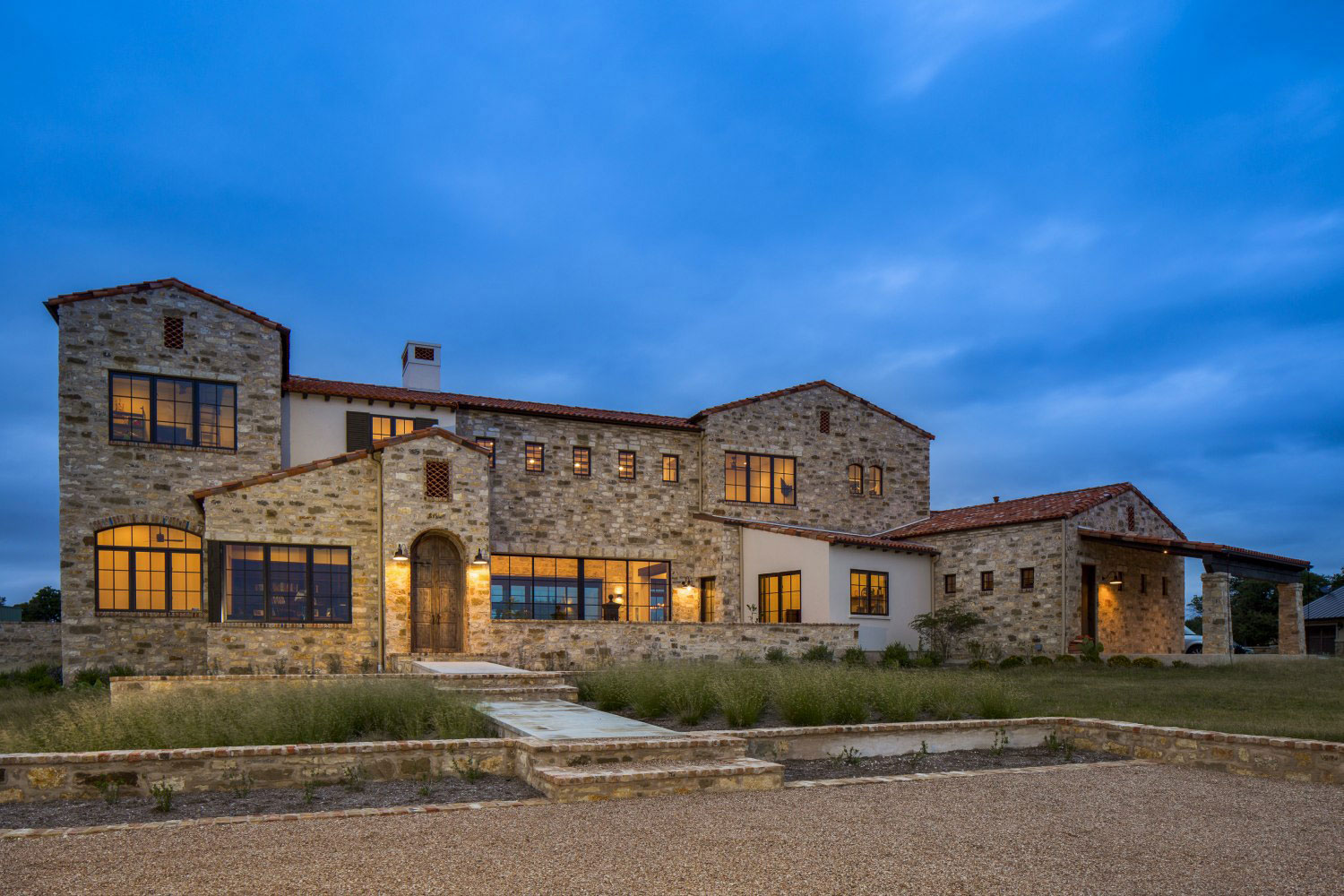 A Striking Contemporary Home with Rustic Style and Steel Elements in Austin, Texas by Vanguard Studio Inc (19)
