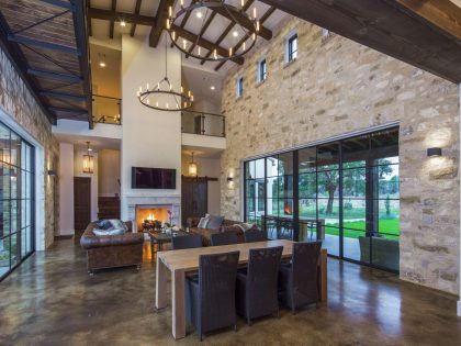 A Striking Contemporary Home with Rustic Style and Steel Elements in Austin, Texas by Vanguard Studio Inc (7)