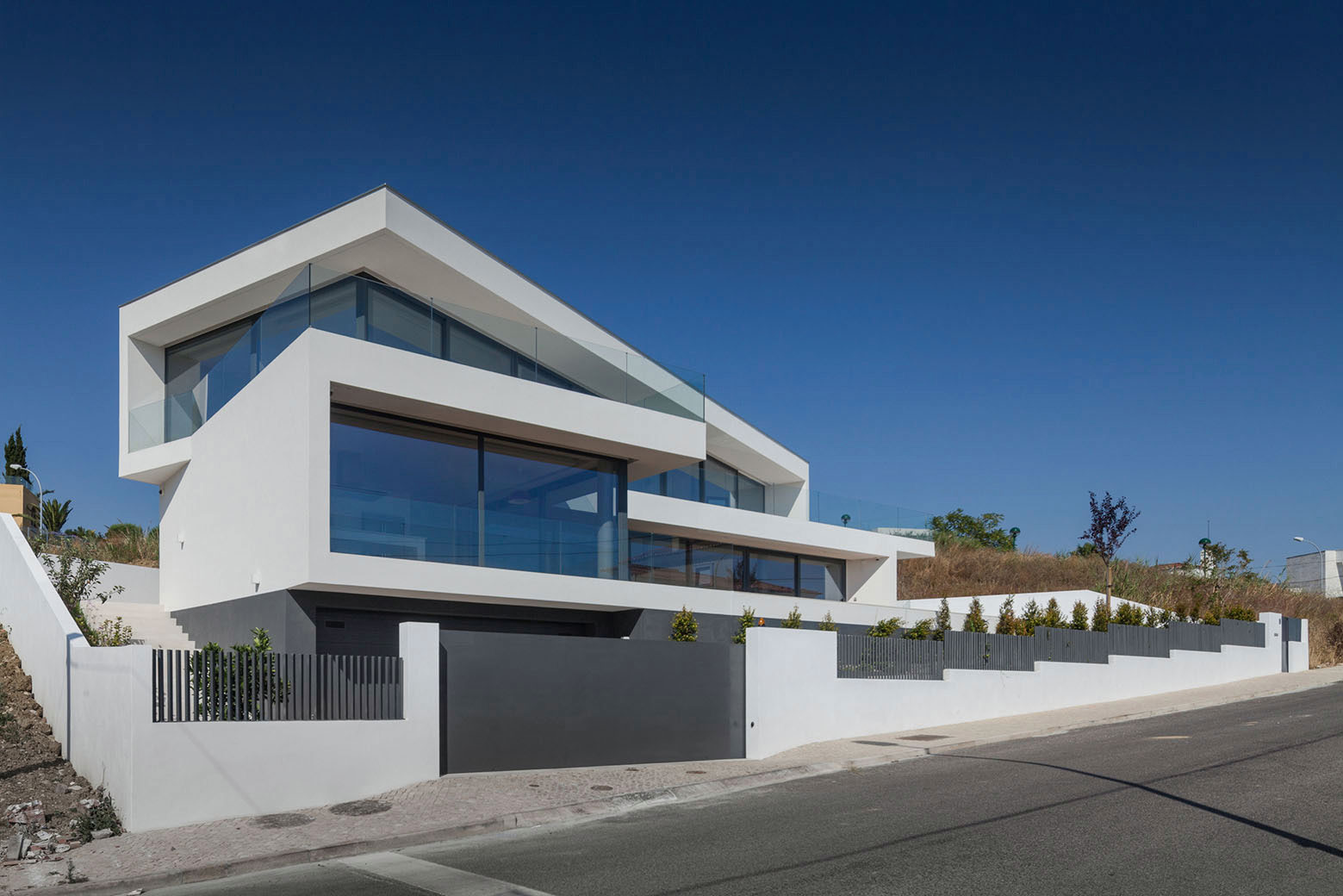 A Stunning Contemporary Hillside Home Overlooking the Atlantic Ocean in Dafundo by JPS Atelier (11)