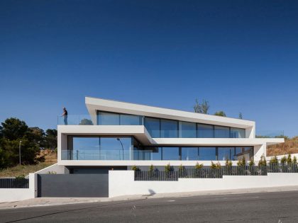 A Stunning Contemporary Hillside Home Overlooking the Atlantic Ocean in Dafundo by JPS Atelier (12)