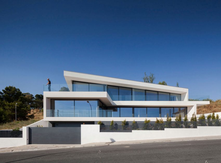 A Stunning Contemporary Hillside Home Overlooking the Atlantic Ocean in Dafundo by JPS Atelier (12)