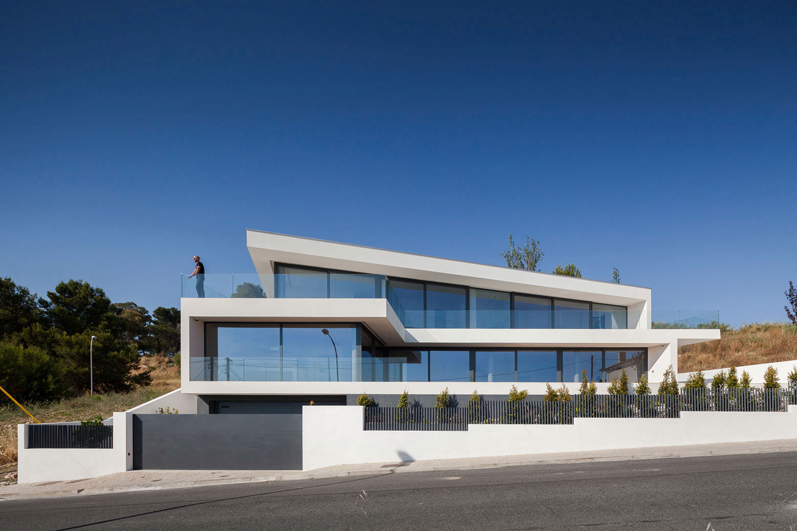 A Stunning Contemporary Hillside Home Overlooking the Atlantic Ocean in Dafundo by JPS Atelier (12)