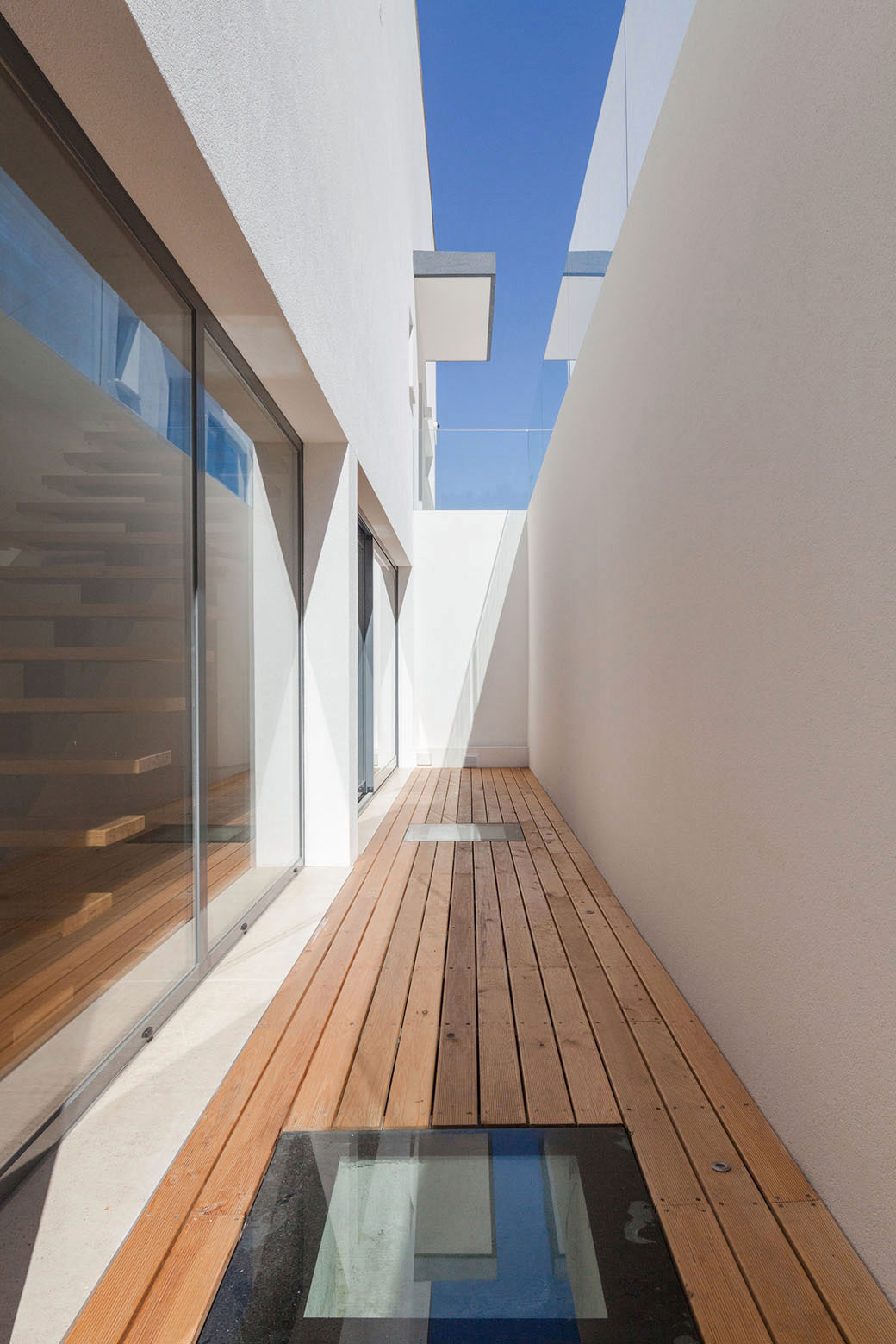 A Stunning Contemporary Hillside Home Overlooking the Atlantic Ocean in Dafundo by JPS Atelier (13)