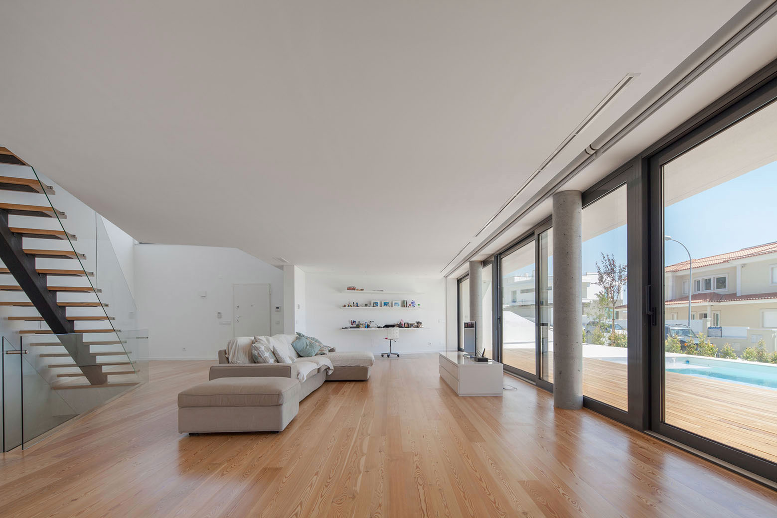 A Stunning Contemporary Hillside Home Overlooking the Atlantic Ocean in Dafundo by JPS Atelier (16)