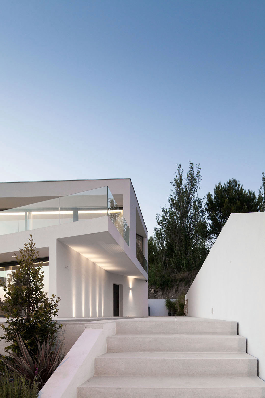 A Stunning Contemporary Hillside Home Overlooking the Atlantic Ocean in Dafundo by JPS Atelier (24)
