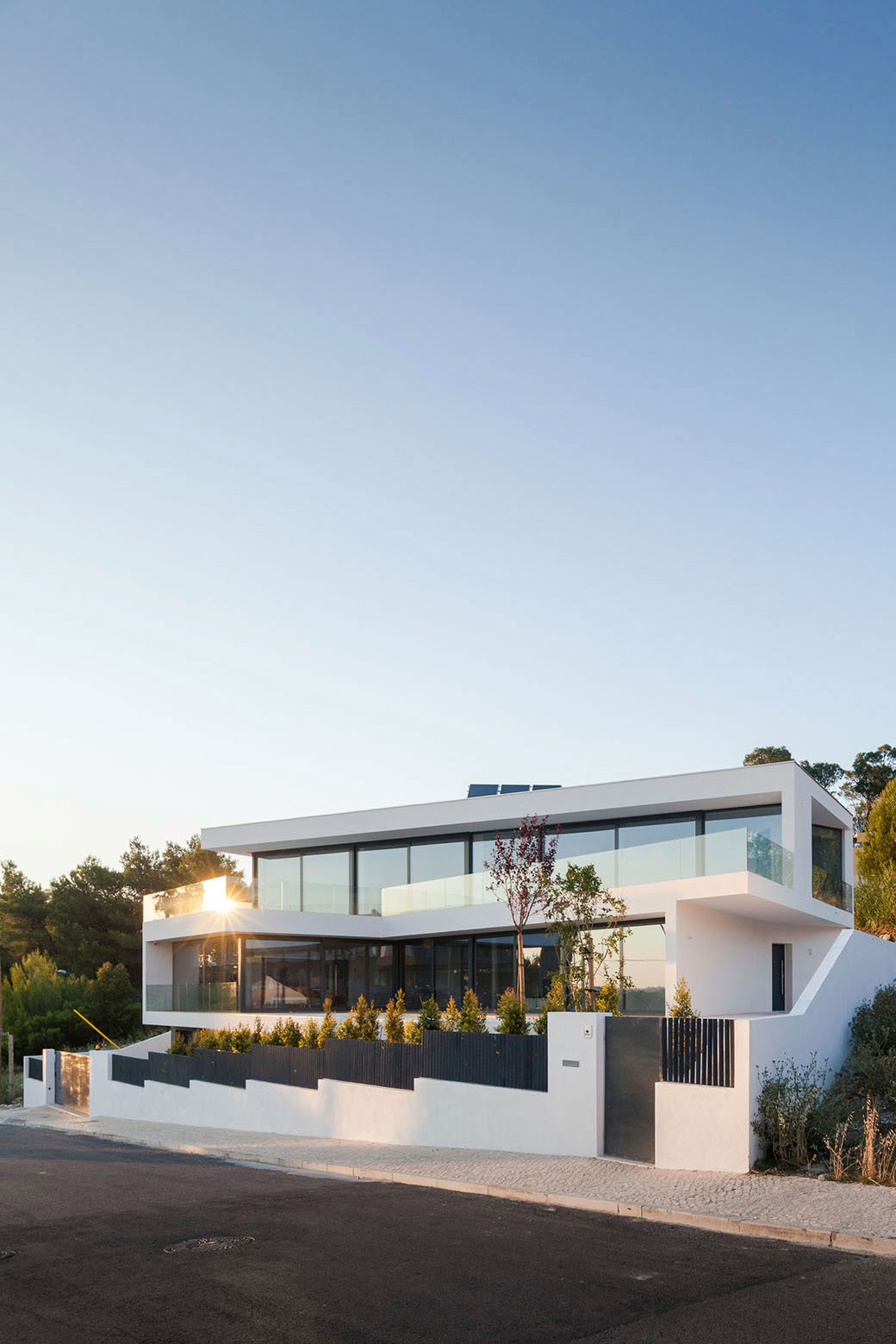 A Stunning Contemporary Hillside Home Overlooking the Atlantic Ocean in Dafundo by JPS Atelier (26)