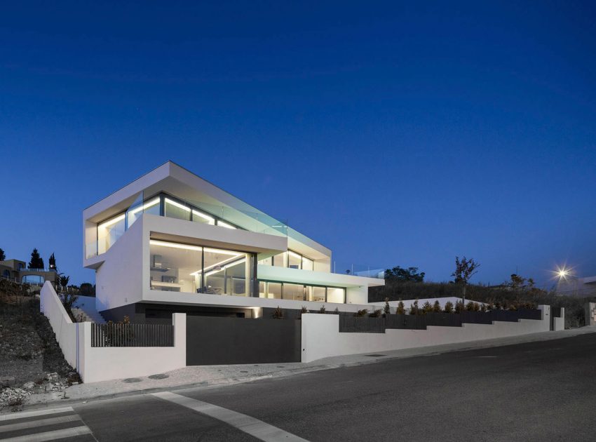 A Stunning Contemporary Hillside Home Overlooking the Atlantic Ocean in Dafundo by JPS Atelier (27)