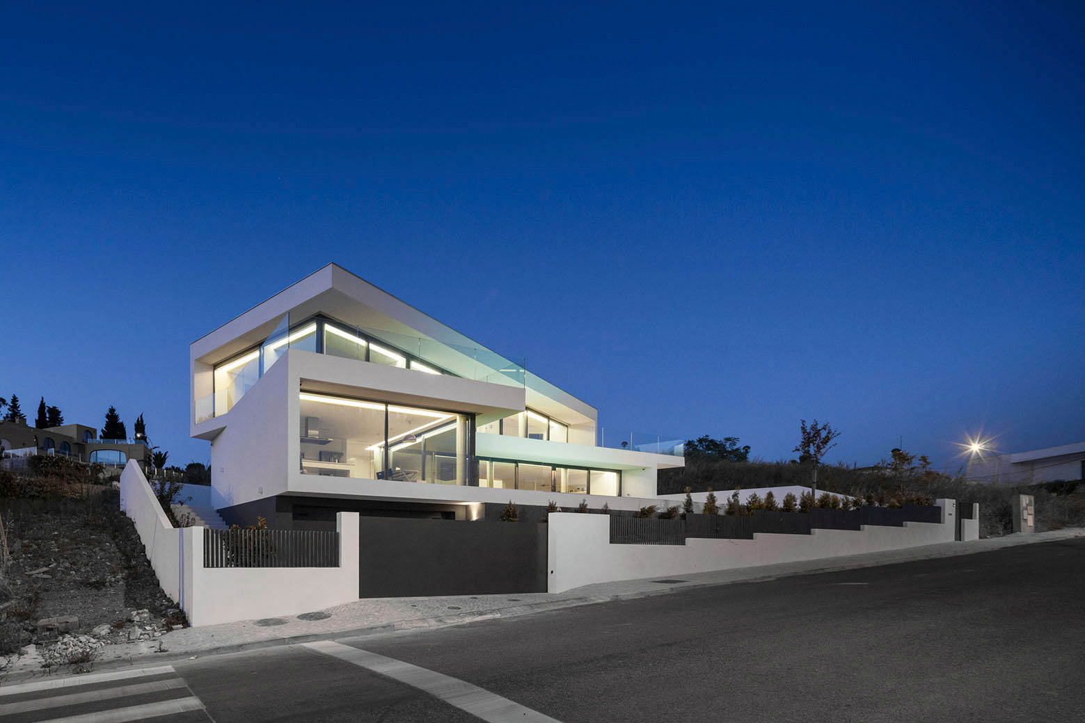 A Stunning Contemporary Hillside Home Overlooking the Atlantic Ocean in Dafundo by JPS Atelier (27)