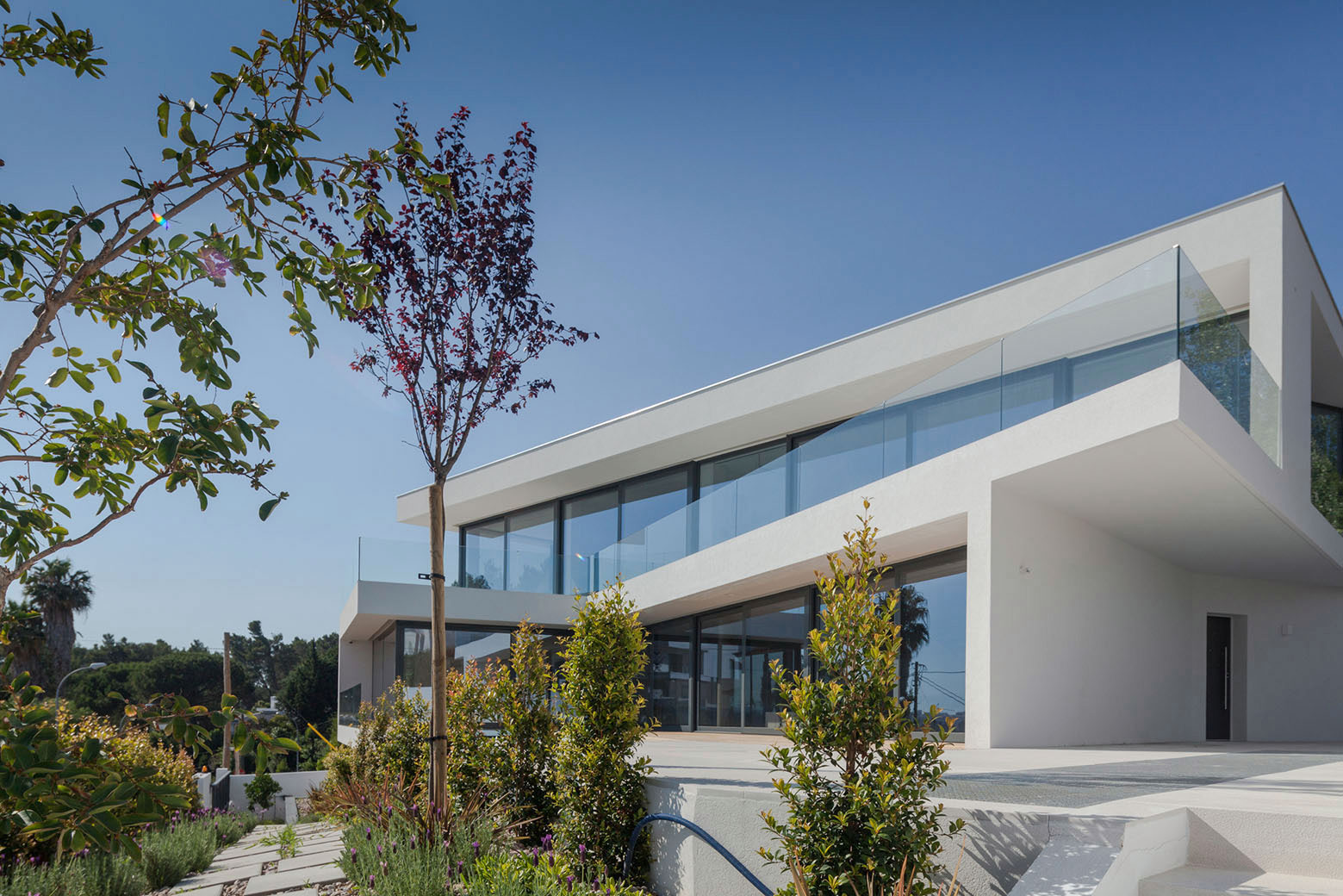 A Stunning Contemporary Hillside Home Overlooking the Atlantic Ocean in Dafundo by JPS Atelier (3)