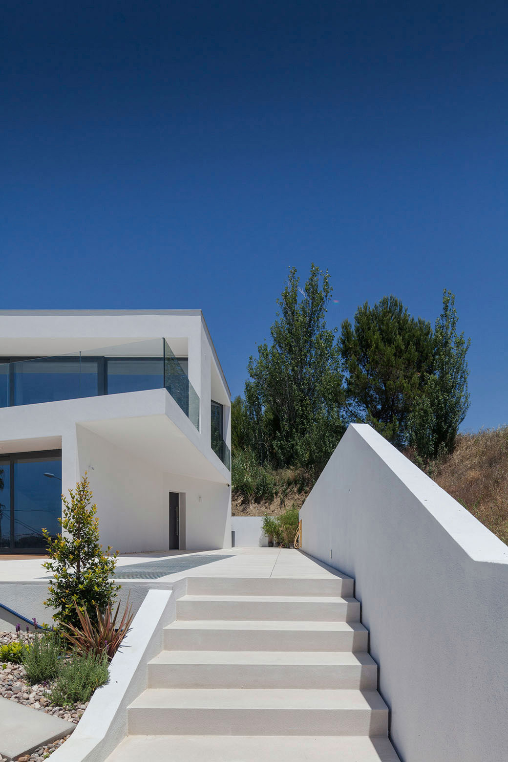 A Stunning Contemporary Hillside Home Overlooking the Atlantic Ocean in Dafundo by JPS Atelier (4)