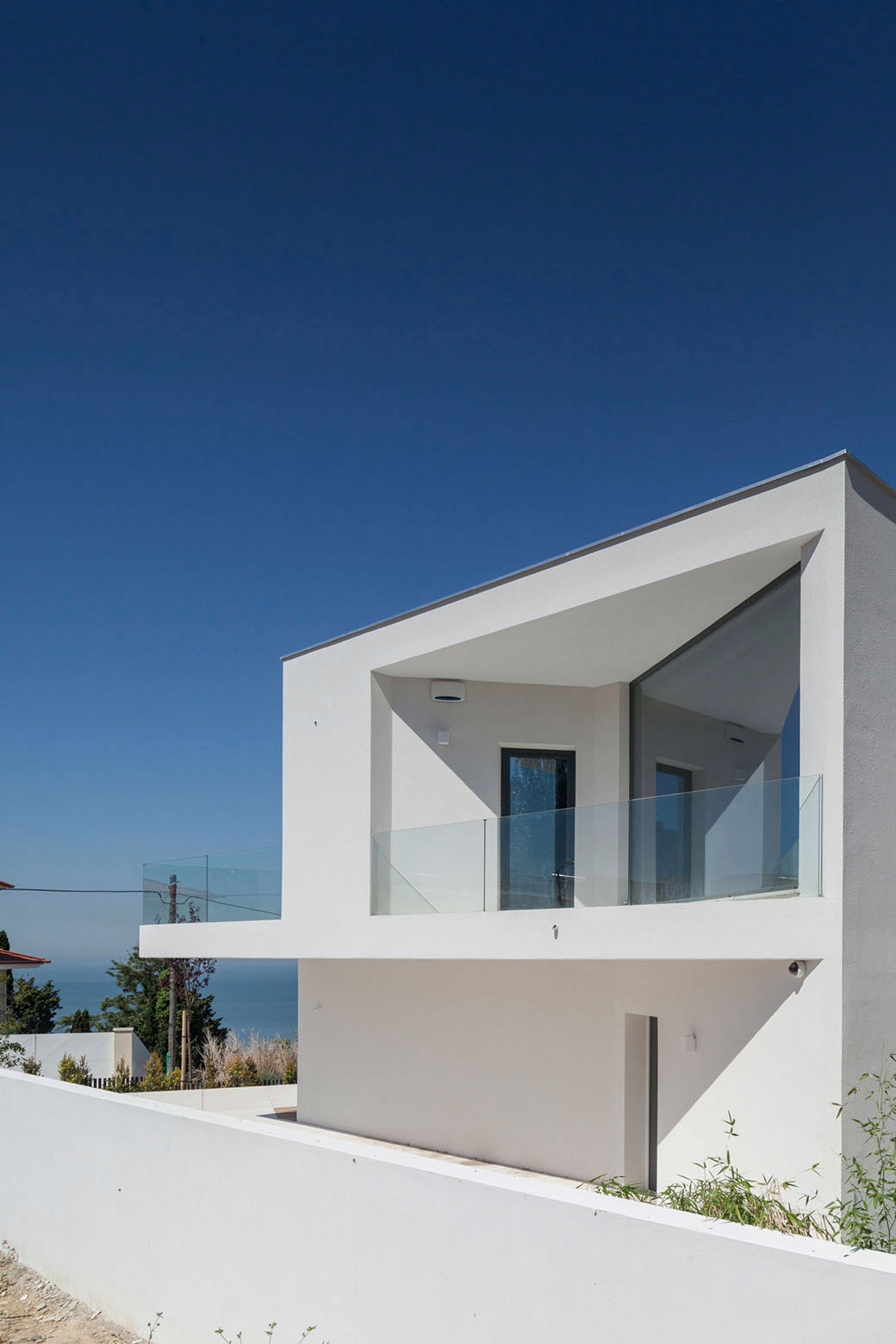 A Stunning Contemporary Hillside Home Overlooking the Atlantic Ocean in Dafundo by JPS Atelier (5)
