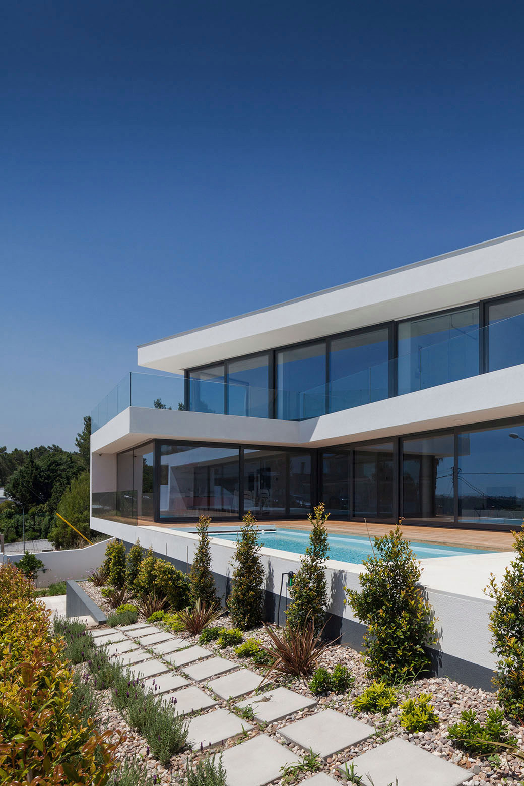 A Stunning Contemporary Hillside Home Overlooking the Atlantic Ocean in Dafundo by JPS Atelier (6)