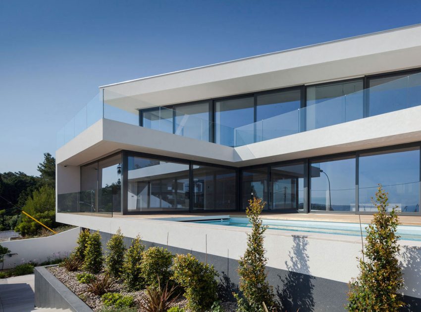 A Stunning Contemporary Hillside Home Overlooking the Atlantic Ocean in Dafundo by JPS Atelier (7)