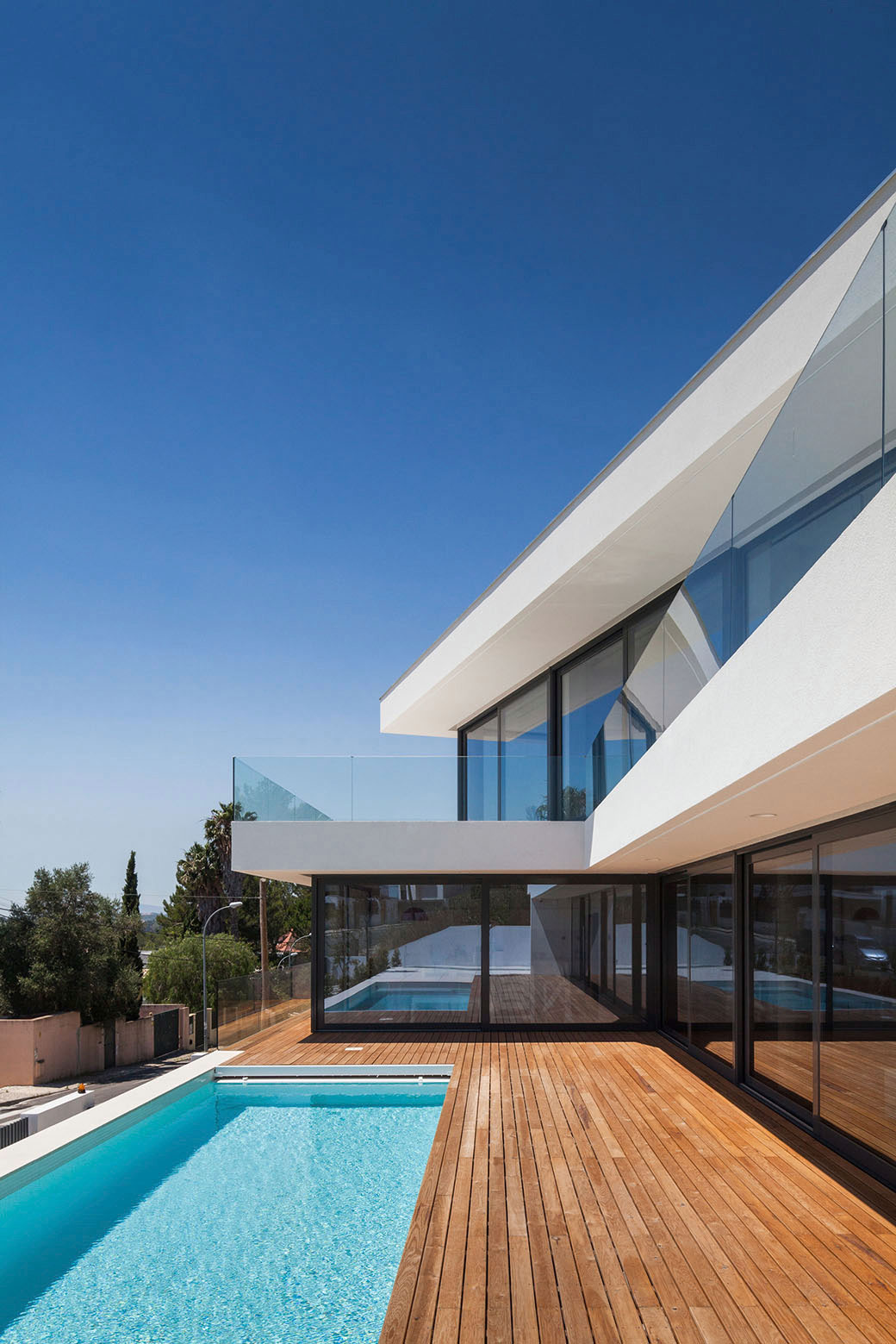 A Stunning Contemporary Hillside Home Overlooking the Atlantic Ocean in Dafundo by JPS Atelier (8)