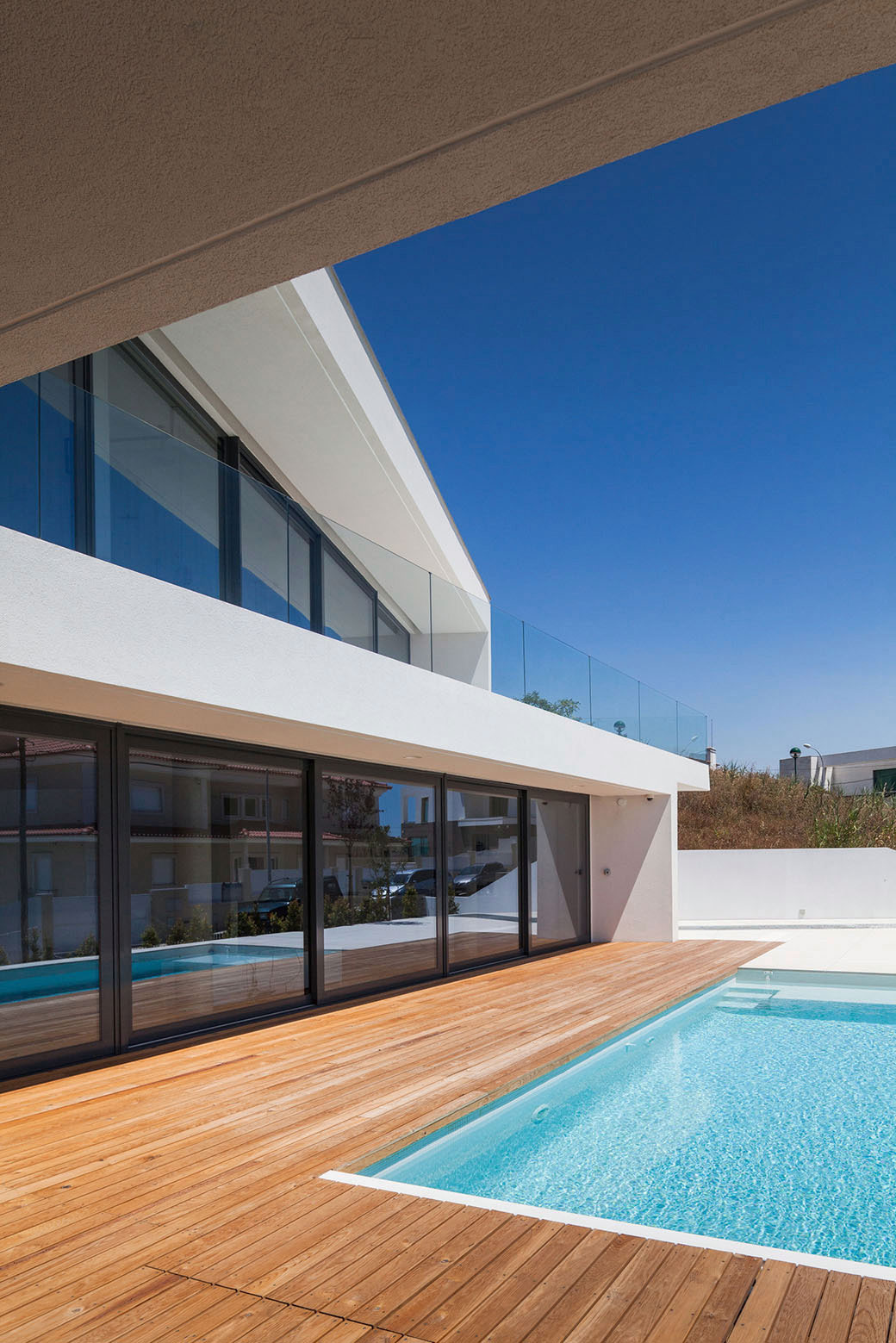 A Stunning Contemporary Hillside Home Overlooking the Atlantic Ocean in Dafundo by JPS Atelier (9)