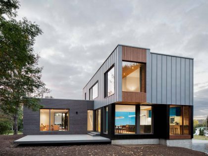 A Contemporary Home Combines Wood and Steel Panelling in Rimouski