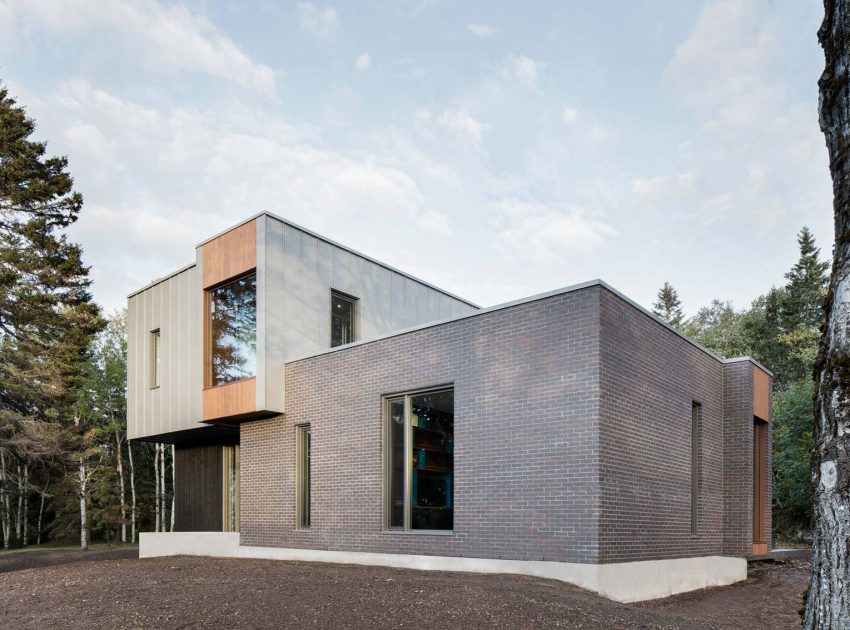 A Contemporary Home Combines Wood and Steel Panelling in Rimouski by NatureHumaine (6)