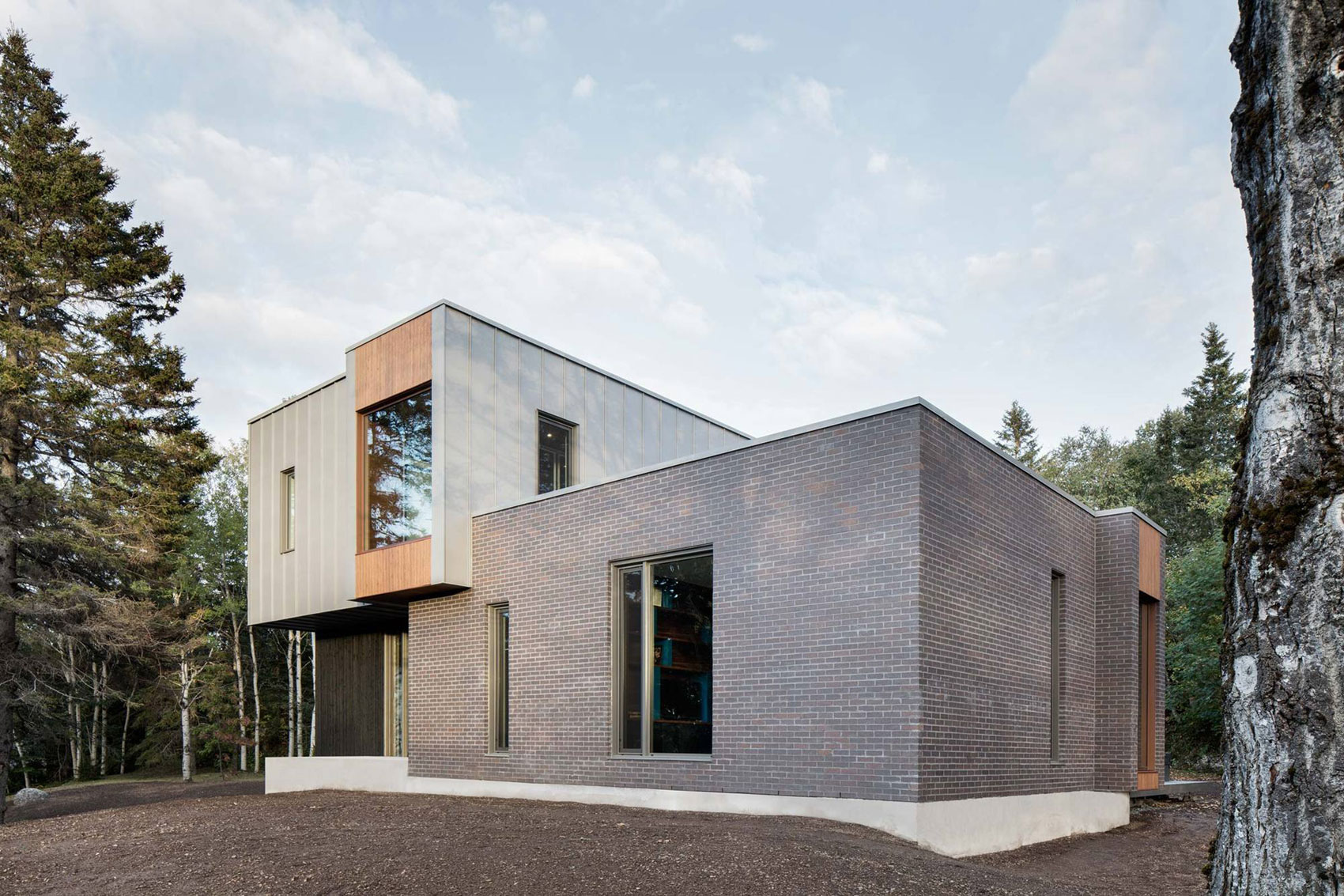 A Contemporary Home Combines Wood and Steel Panelling in Rimouski by NatureHumaine (6)