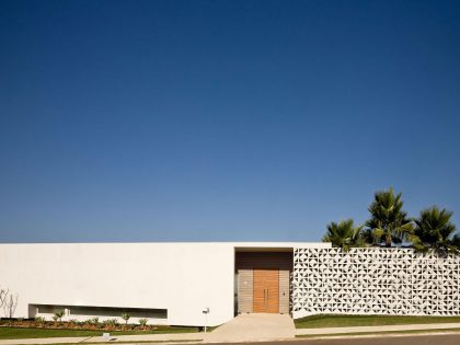 A Contemporary Home Composed by Streamlined Structure with Eclectic Interiors in Goiania