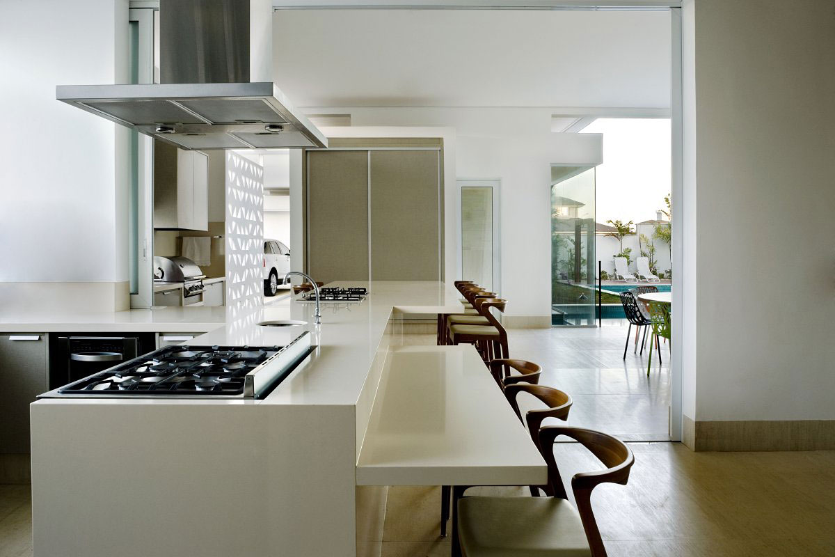 A Contemporary Home Composed by Streamlined Structure with Eclectic Interiors in Goiania by Leo Romano (13)