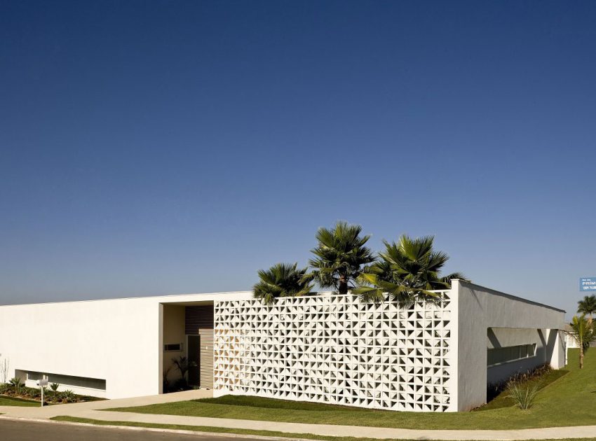 A Contemporary Home Composed by Streamlined Structure with Eclectic Interiors in Goiania by Leo Romano (2)