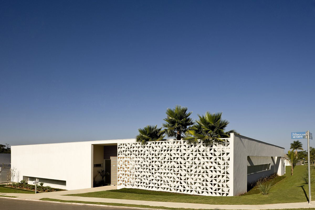 A Contemporary Home Composed by Streamlined Structure with Eclectic Interiors in Goiania by Leo Romano (2)